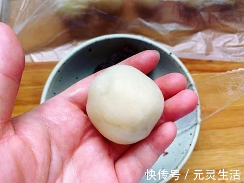 炸糖糕时,用开水和面还是冷水和面?学会1招,个个空心不破皮