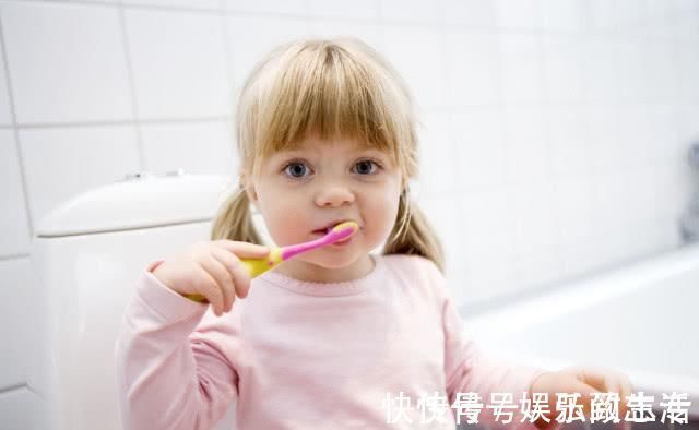 洁白|想要宝宝牙齿洁白,这3点家长要做好,帮娃告别“小黑牙”