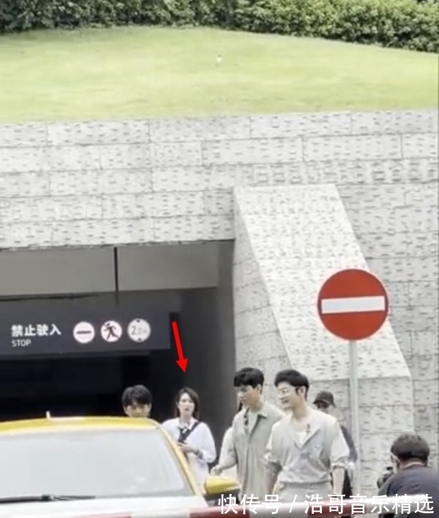 周也|中餐廳最新路透，姚安娜多看龔俊一眼都被罵，節(jié)目未播就遭受網(wǎng)暴