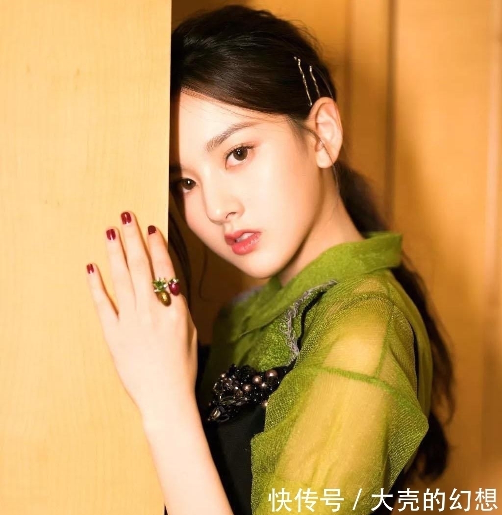 发际线高的女生,拒绝扎高马尾,太难看了,这4种扎发适合你