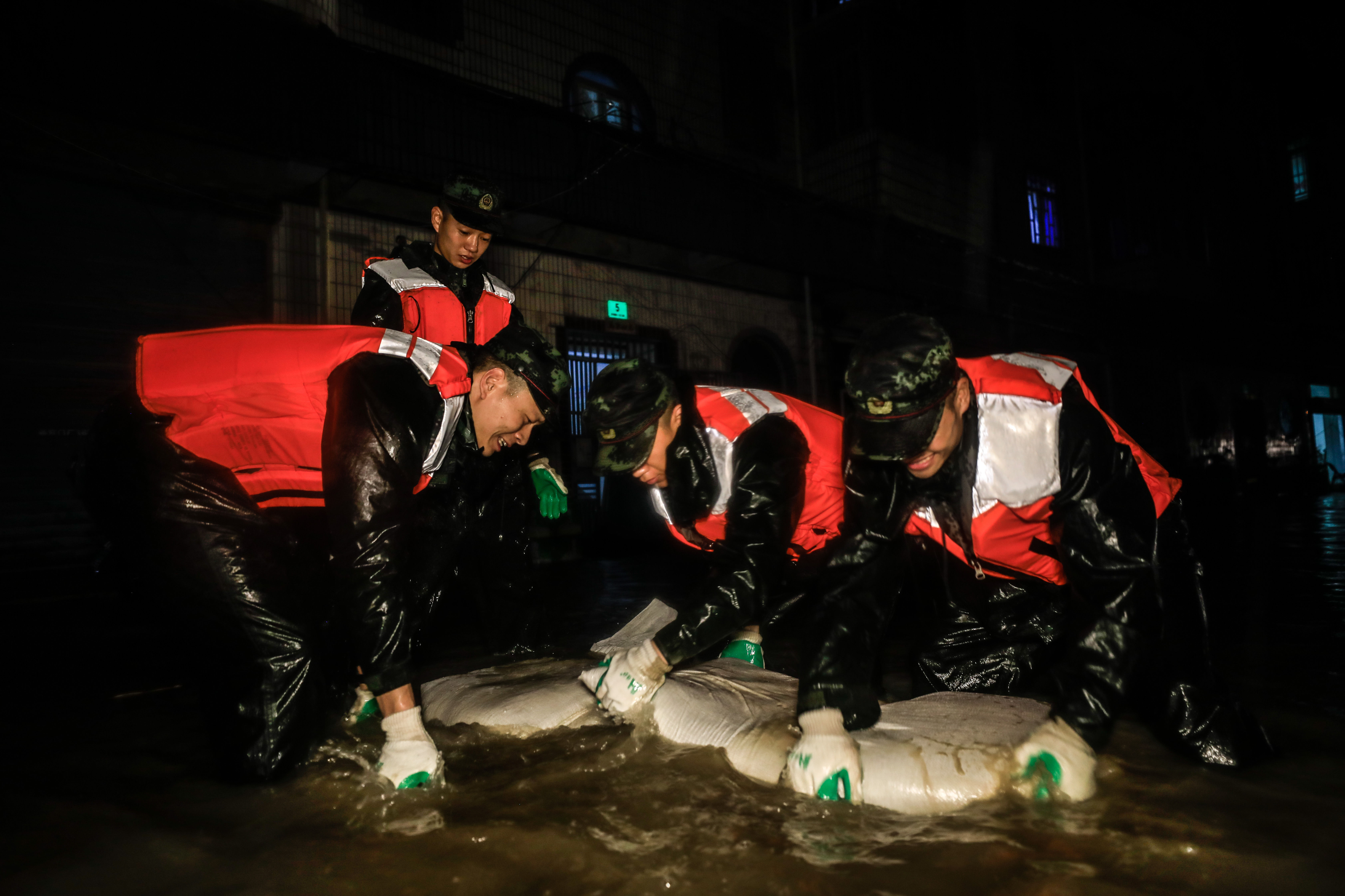 堤坝|台风过境引发居民区内涝，武警雨夜驰援……