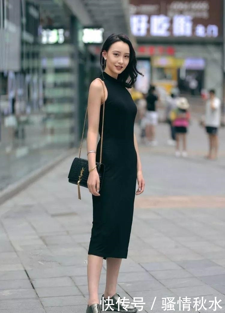 街拍:白衬衫搭配蓝色条纹包臀裙,颜色唯美浪漫