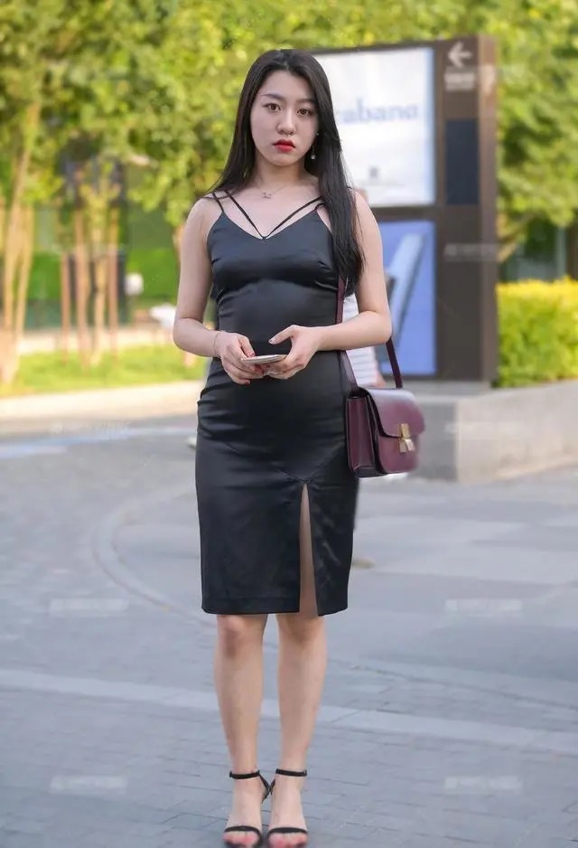 优雅|夏季的小黑裙,让你低调又优雅,穿出了美的魅力,成熟的气息