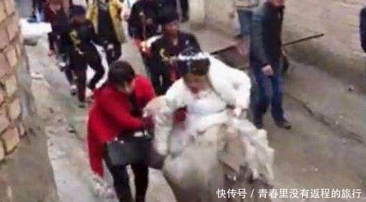 天新娘|大雨天新娘穿着婚纱走在泥巴路上, 新郎好尴尬,群众情绪失控