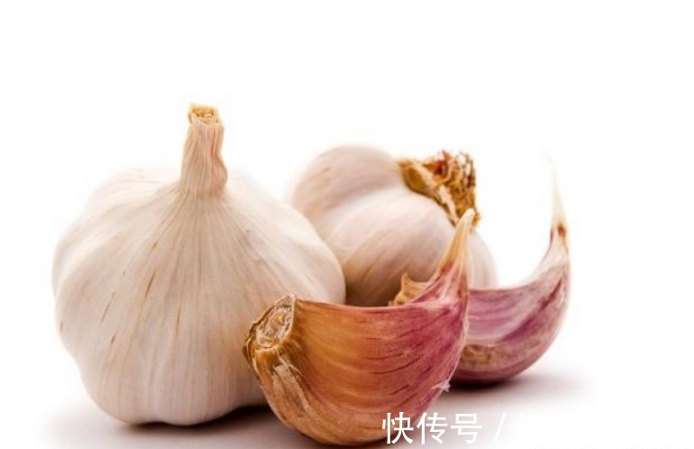 肠胃|大蒜和加它这样吃,养生效果会翻倍,养肝护胃,血脂也悄悄降下来