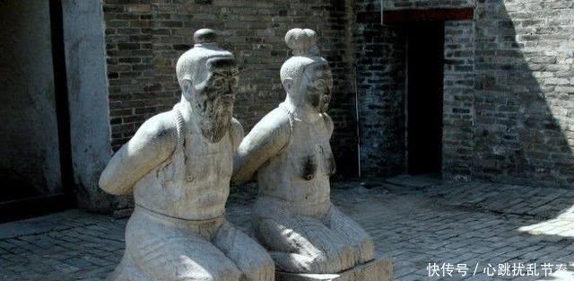 夫妻|清朝年间，秦桧夫妻跪像背后出现一副对联，至今缺一横批！