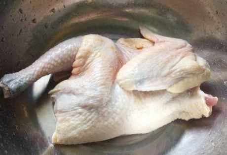 学会|炖鸡汤放盐有讲究,太早太晚口感差的大,学会正确做法,汤鲜肉嫩