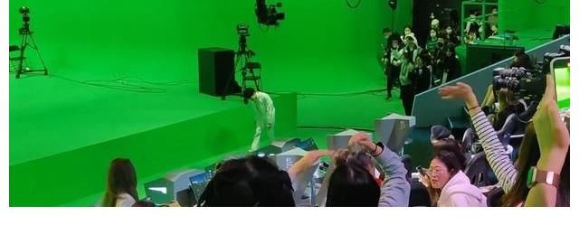 偶像周深參加《2060》錄制現(xiàn)場(chǎng)，粉絲當(dāng)場(chǎng)表白，高情商回應(yīng)引熱議