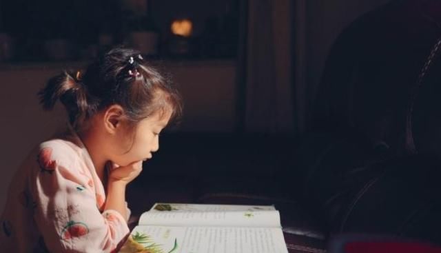 小事|孩子睡前一小时，家长坚持带他做这4件小事，孩子聪明又自信