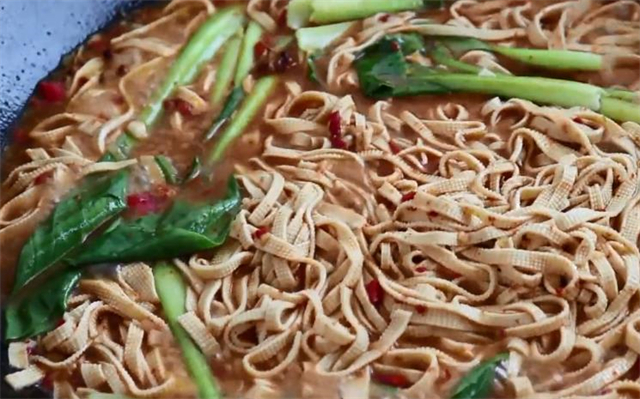 豆腐皮教你新做法，味道麻辣过瘾，刚上桌就被抢着吃，太香了