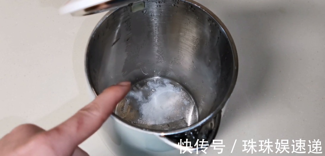 茶壶水垢又厚又脏，只需撒上一把，水垢自动往下掉，水壶干净如新