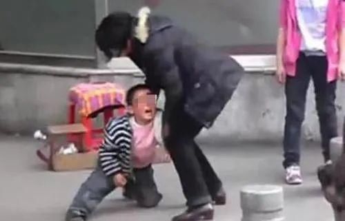 失控|“我不买了,妈妈别打了”,6岁女儿跪地求饶,失控的家长多可怕?