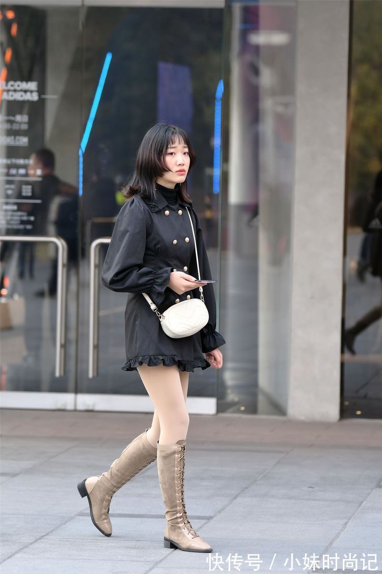 蕾丝|街拍:小姐姐穿着一件黑色连衣长裙,侧面开叉,有一份优雅的感觉