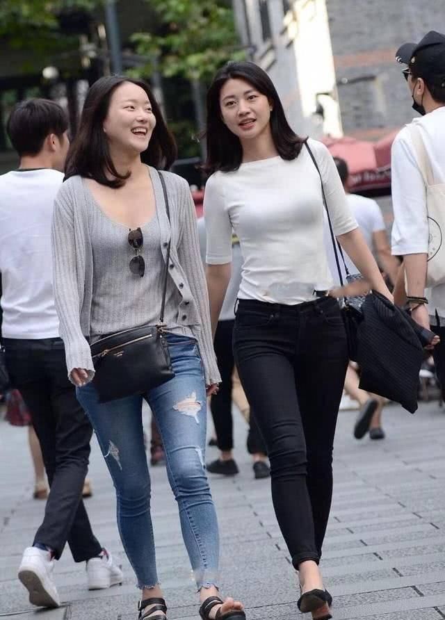 街拍小姐姐白色修身T恤+黑色紧身裤,修身的时尚穿搭让人羡慕