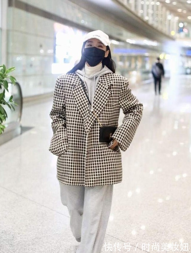 阿sa 阿Sa不愧是“时髦精”,灰色西装叠穿粉色针织开衫,又飒又美