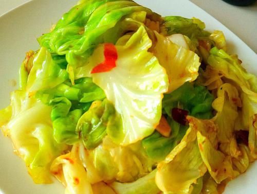 它含天然维生素U，其他蔬菜很少有，养胃护胃，胃不好要多吃