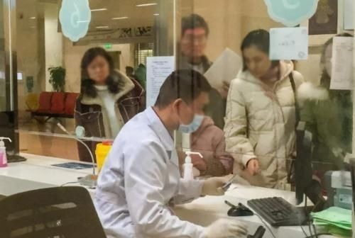 儿科医生|排队3小时看病5分钟?孩子高烧39度,宝妈一个举动惹怒众人
