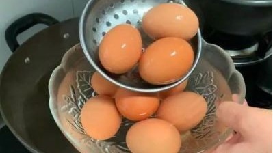 鸡蛋的蛋|水煮蛋时,不要直接下水煮了,多加1步,壳一碰就掉,又香又嫩
