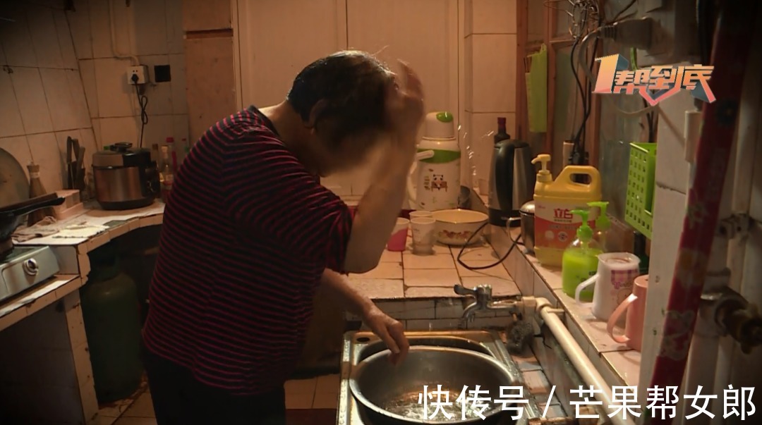 长沙|奇闻!长沙一八旬老人离不开水!每隔七八分钟就得洗脸洗头