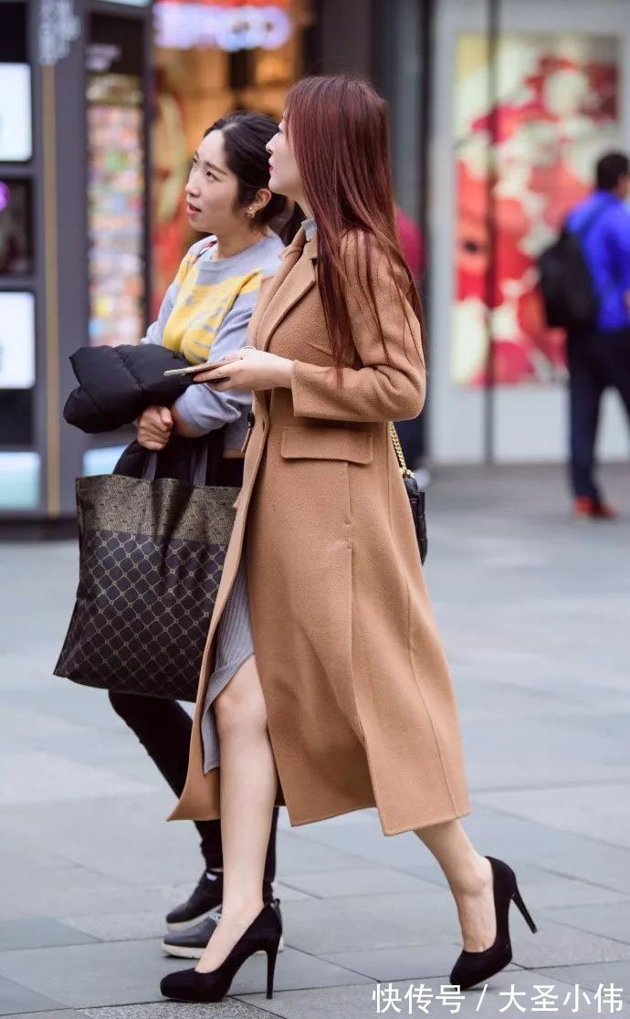 小妹妹|美女街拍：一位漂亮辣妈，不仅有强烈的时尚感，还有特别讨我喜欢的精致脸蛋