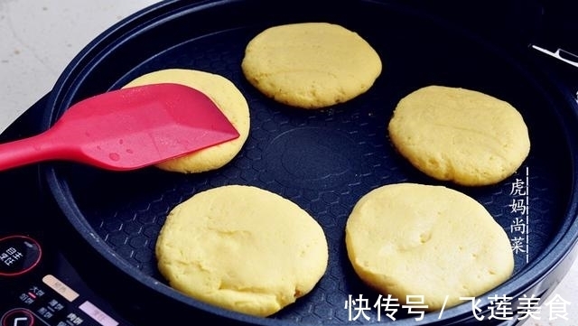 玉米面饼，烫一烫柔软不硬，也不用擀，拍拍即成，多吃粗粮身体好