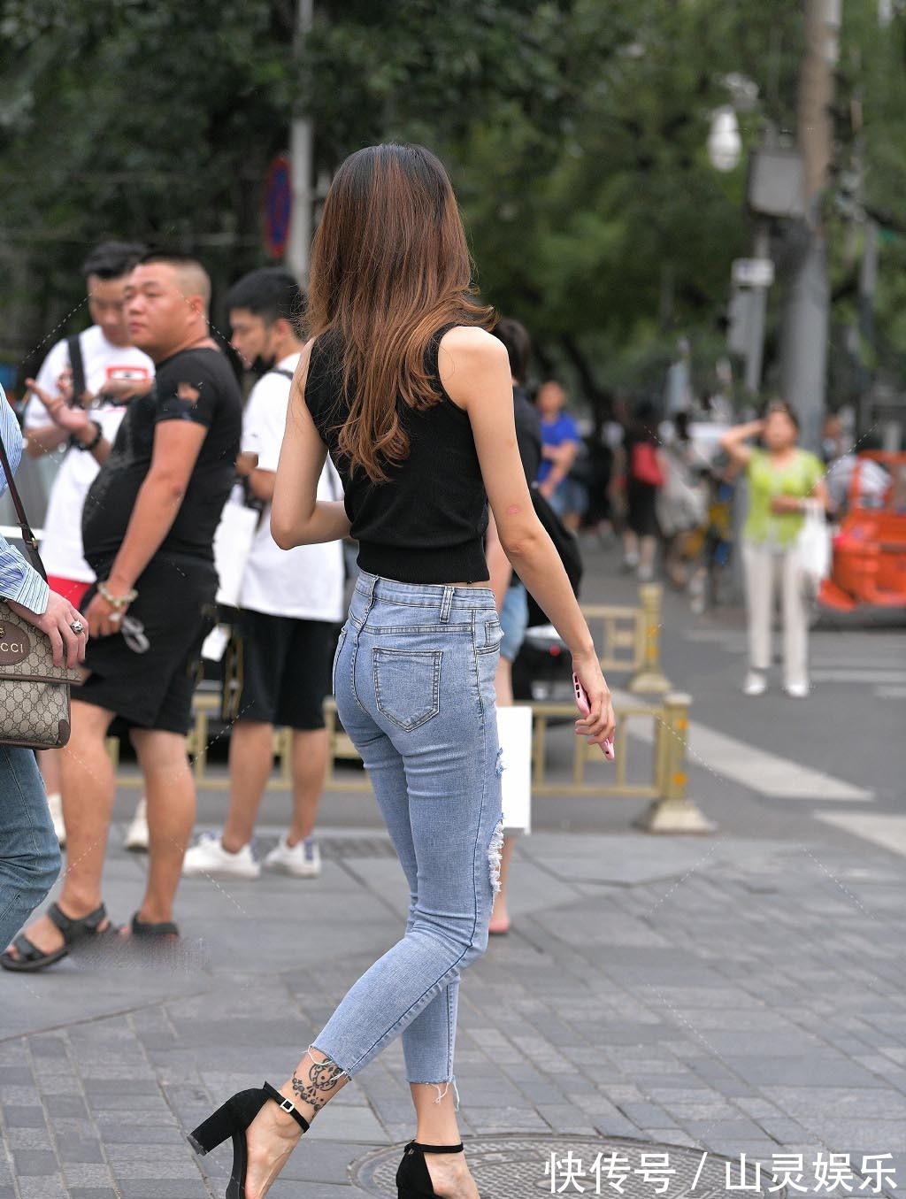 女生 为什么你穿牛仔裤会显得俗气学会搭配上衣,才能打造出想要的美