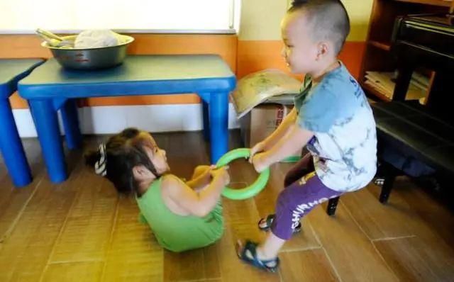 自私|宝宝越来越「小气」竟然是好事？！教孩子分享前，要先教他如何“自私”