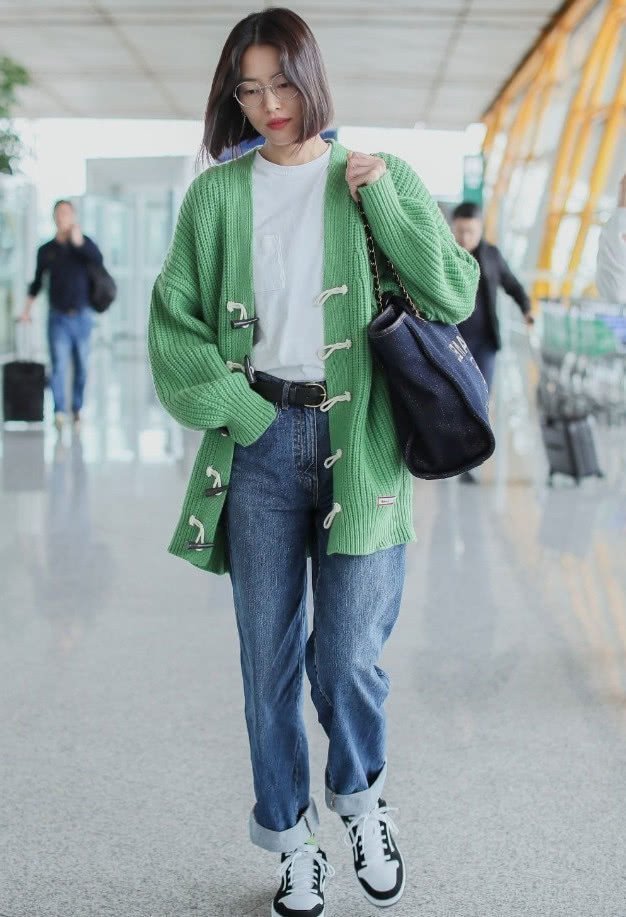 刘雯 “大表姐”刘雯最新初秋穿搭,开衫搭老爹裤,清新甜美似初恋!