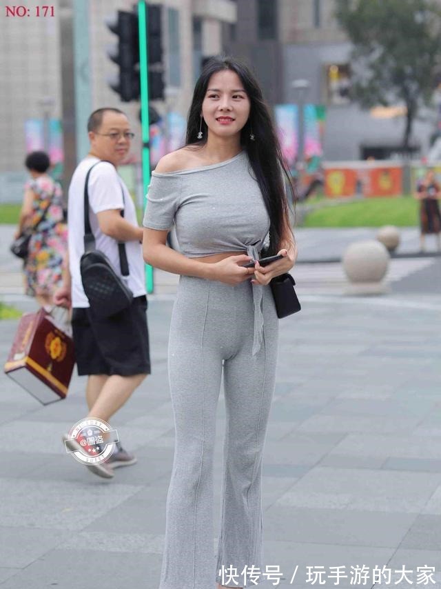 曼妙 慵懒随意的瑜伽裤穿搭展现纯粹的美感，让身材曼妙多姿，清凉舒爽！