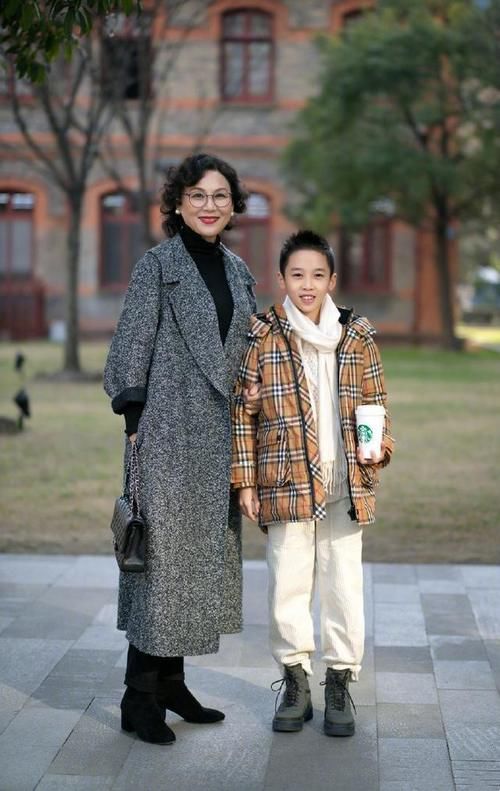 小个子穿大衣“显矮”？下面这几种穿法显高又洋气，一学就会