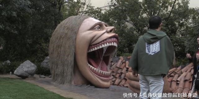 游客们|进击的巨人主题公园，铠甲巨人肌肉纹理清晰可见，三笠突破次元壁