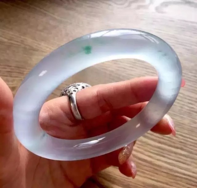 玉镯|手镯戴的对,年轻20岁,中国女人一定要有一只玉镯!