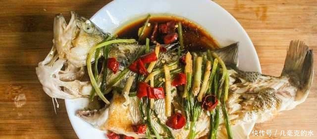  做清蒸鱼，什么时候放盐很关键，时机不对，肉柴无味，还没营养