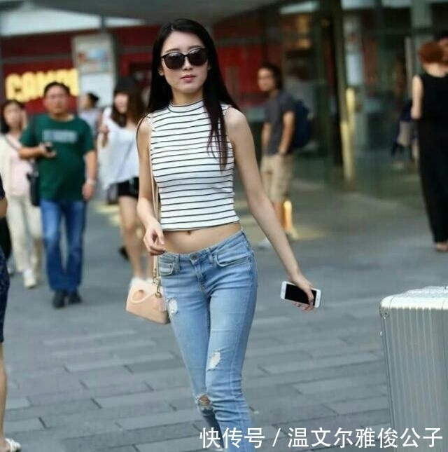 牛仔裤美女，高贵帅气，优雅的步伐散发出光彩夺目的气质