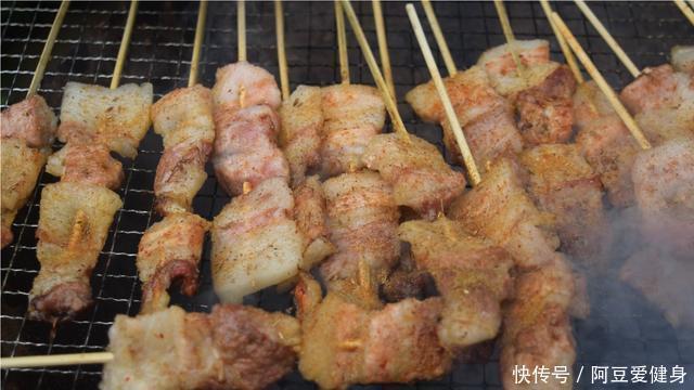 做法|五花肉别再红烧了,不蒸不煮不红烧,做法简单,上桌瞬间被扫光!