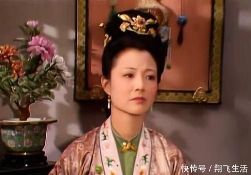 王熙凤&秦可卿的葬礼上,贾珍手里拿了一件不该拿的东西,尤氏太丢脸了