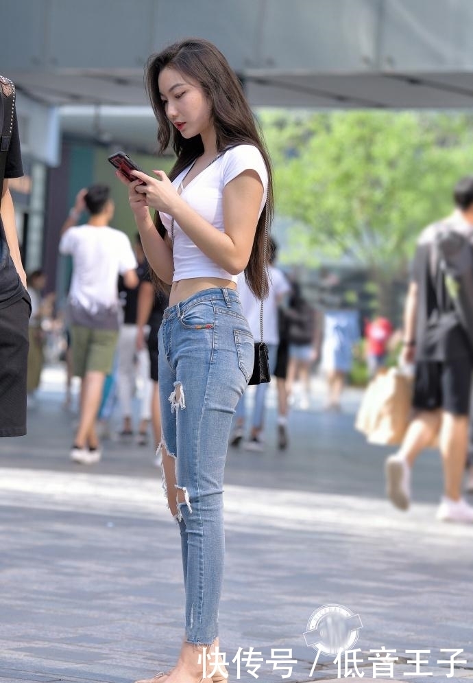 牛仔裤|街拍：牛仔裤的穿搭，将成熟的韵味展现出来！