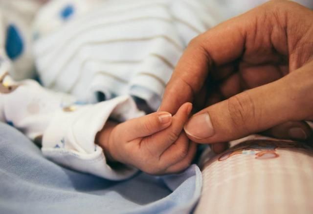 小月龄|趴在妈妈胸前不知道找什么,想打又不舍得打,画面温馨伴随着搞笑