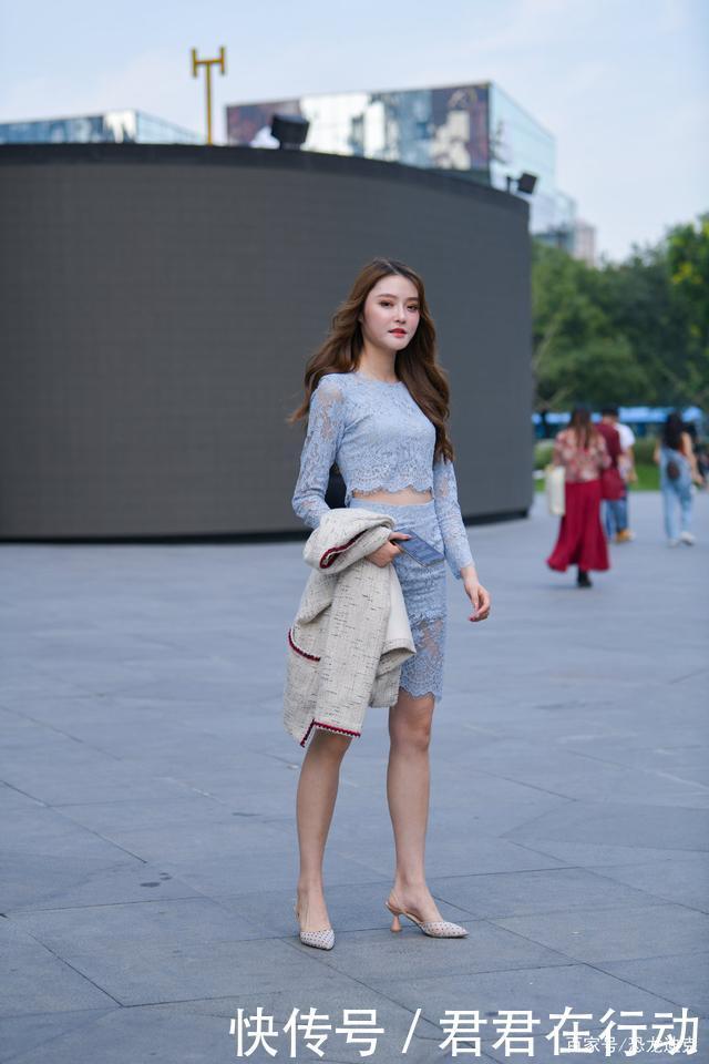 轻熟风穿搭的小姐姐，气质出众很有女人味