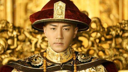 马场@窦尔敦绰号钩祖,他在雅克萨之战中成了英雄,如今他的后代在这里