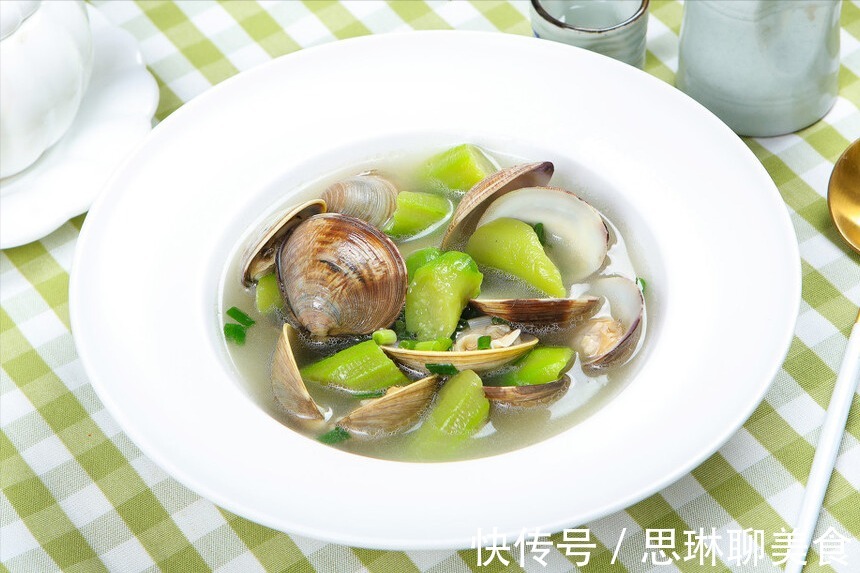 丝瓜汤|做丝瓜汤,切记不要直接下锅,掌握这1步,汤鲜味美,颜色不变黑