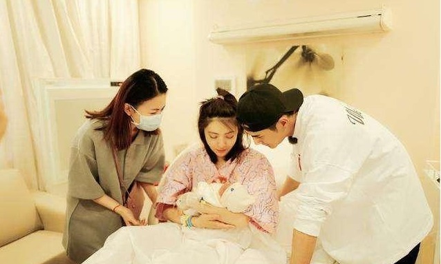 妈妈|新生儿刚出生就“开挂”,心疼妈妈要抱抱,难道孟婆汤不纯了吗?