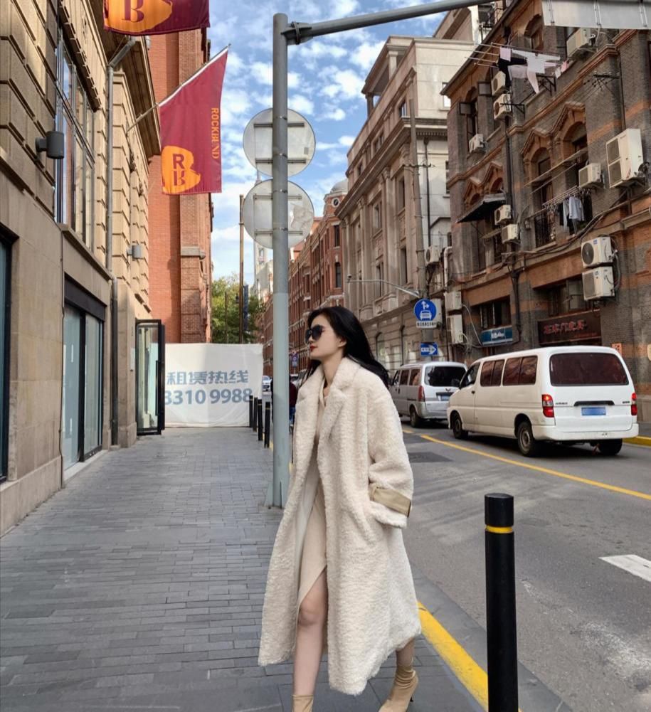  色大衣|入冬别总穿长裤，今年“大衣+连衣裙”爆火，优雅养眼又有范儿