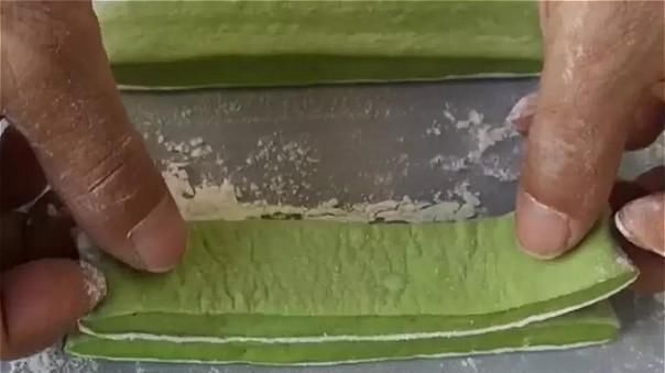 和面|5块钱1根的油条,到底怎么做大厨多加3克它,简单5步就搞定