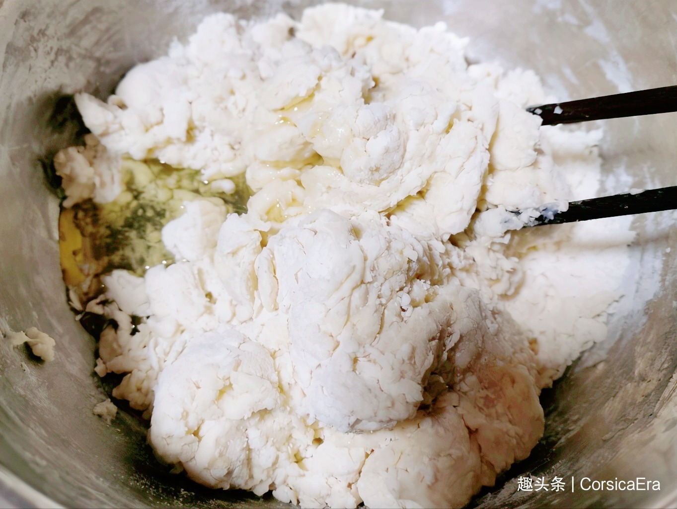 炸油条用放酵母吗教你正确的做法,出锅金黄酥脆,放凉了也不硬