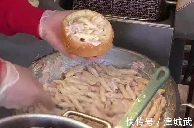 大妈街边卖小吃,用来盛的“容器”也能吃!客人觉得既环保又好吃