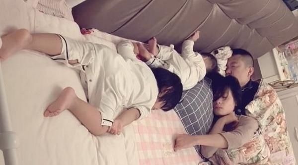 女儿|晚上睡觉时发现女儿“消失”,宝妈开灯找娃,结果扑哧一下笑出声