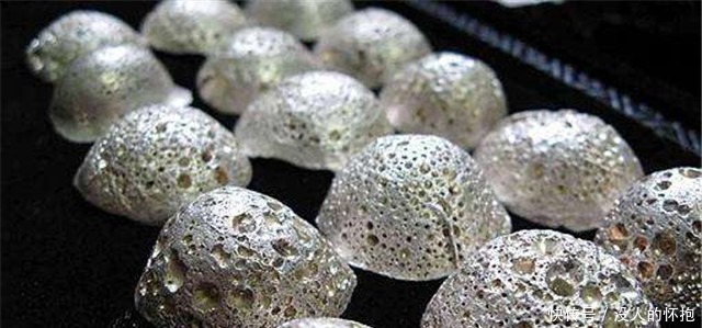 古代大侠两斤牛肉一壶酒,吃完扔下银子就走,就不怕钱给少了!