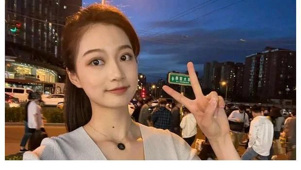 冯林|21岁冯琳走红！通过千里挑一的选拔成为领诵员，成功的背后是努力