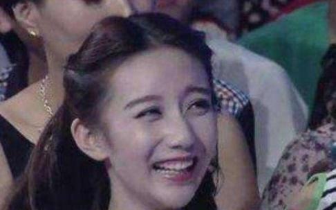 她是非誠勿擾最美女觀眾,卻因為鏡頭不經(jīng)意一掃,進(jìn)入了演藝圈